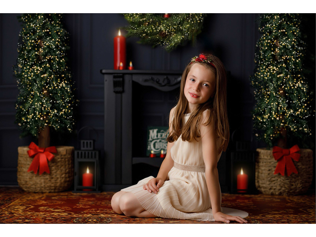 Fond photo d'angle de Noël Loving Fire Place – fenêtre de nuit, cheminée noire et tapis rouge | Colors&Drops