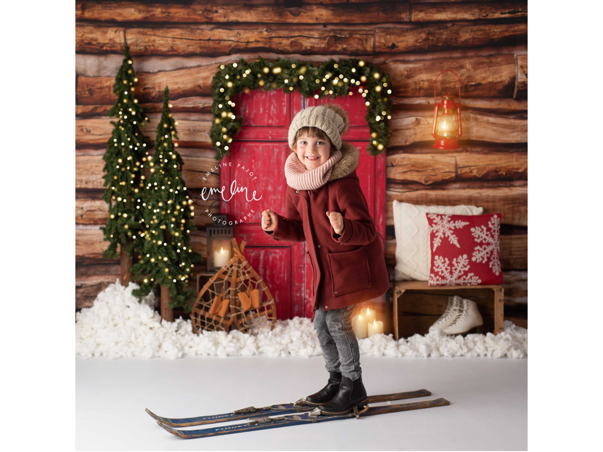 Fondo fotográfico de esquina de Navidad Courchevel – decorado en esquina de cabaña de troncos con puerta roja y | Colors&Drops