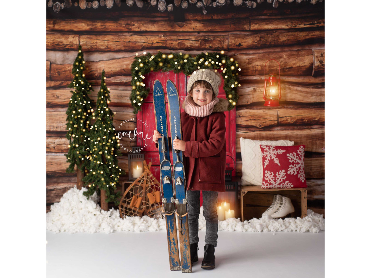 Fondo fotográfico de esquina de Navidad Courchevel – decorado en esquina de cabaña de troncos con puerta roja y | Colors&Drops