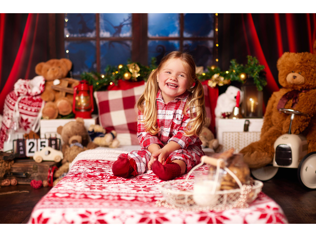 Christmas corner photo backdrop Nounours – red curtain and teddy bears on wooden floor | Colors&Drops
