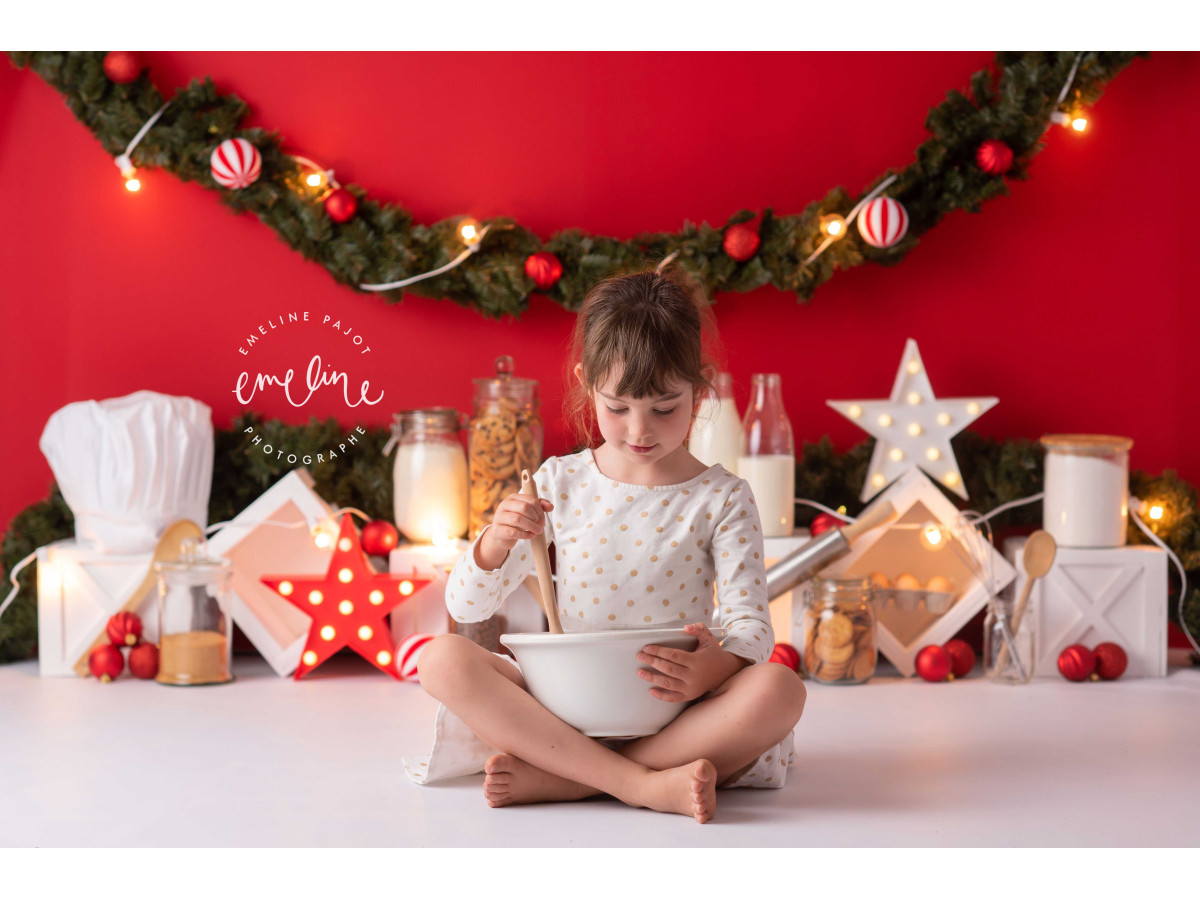 Baby & cake smash photo backdrop Petit Biscuit – red wall with Christmas garland and cookie jars | Colors&Drops