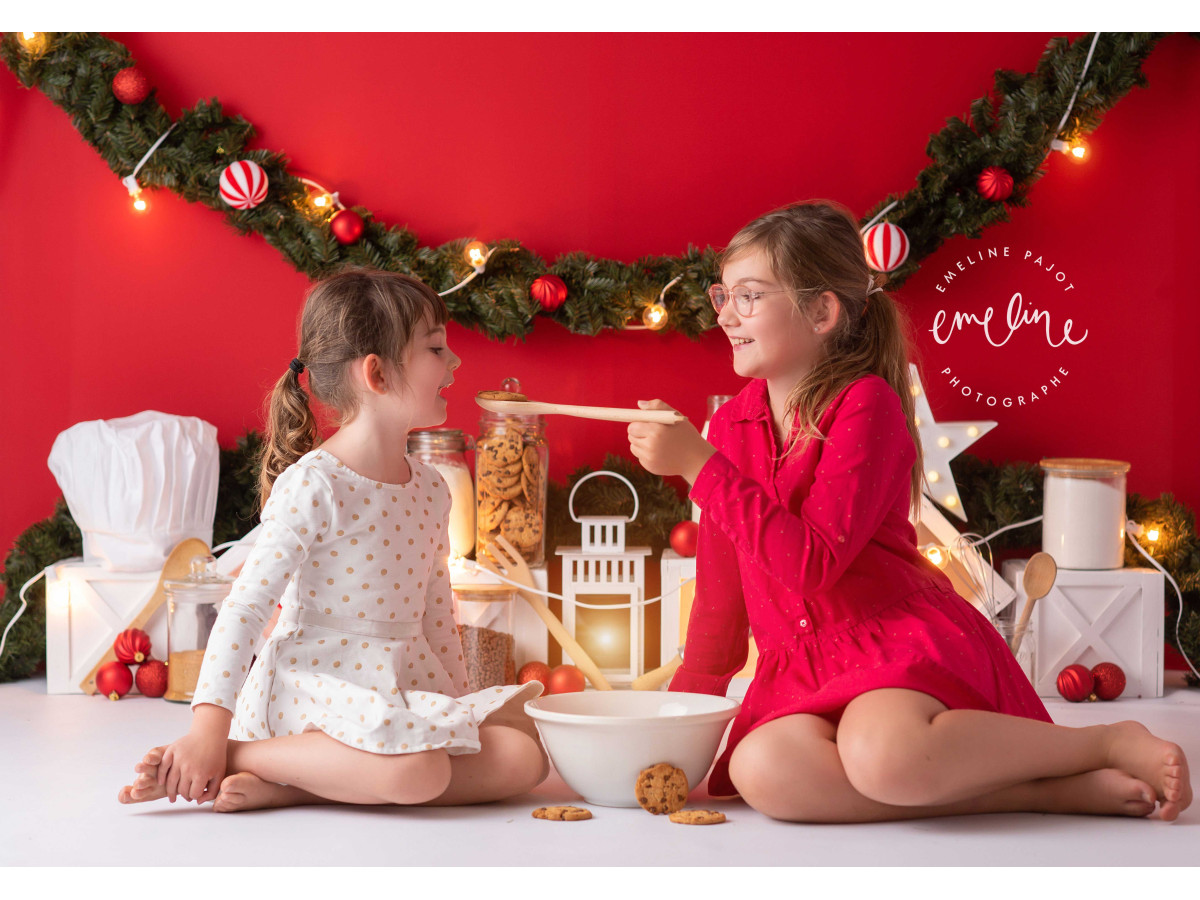 Baby & cake smash photo backdrop Petit Biscuit – red wall with Christmas garland and cookie jars | Colors&Drops