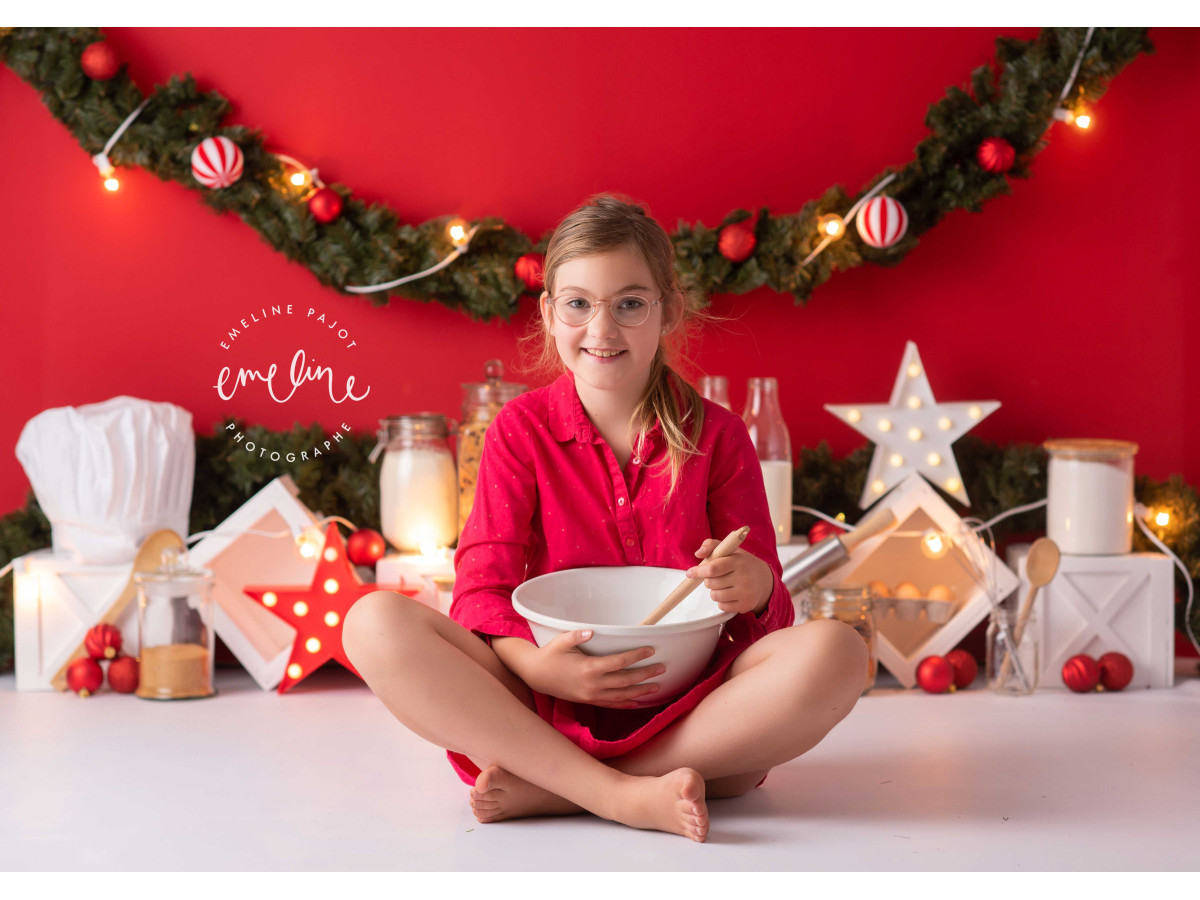 Baby & cake smash photo backdrop Petit Biscuit – red wall with Christmas garland and cookie jars | Colors&Drops