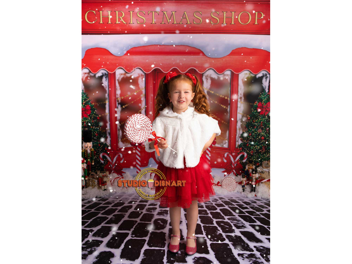 Fondo fotográfico Christmas Red Shop II – tienda navideña roja nevada con abetos | Colors&Drops