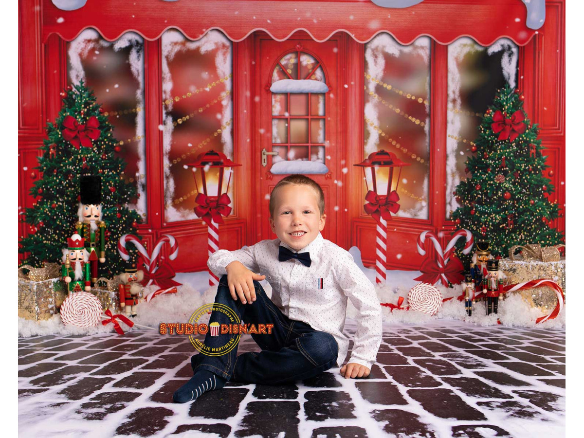 Fondo fotográfico Christmas Red Shop II – tienda navideña roja nevada con abetos | Colors&Drops
