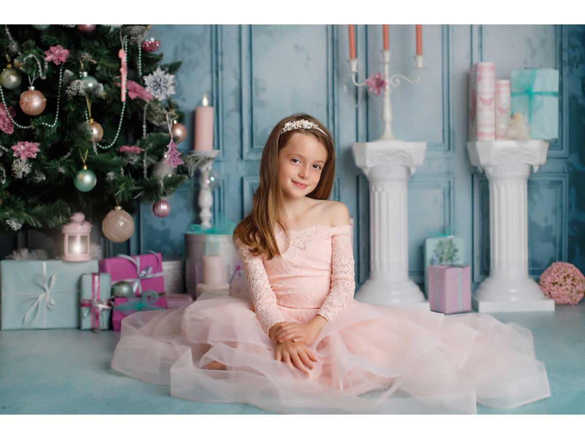 Fond photo de Noël Minty Chic – décor de Noël menthe avec sapin, colonnes et cadeaux | Colors&Drops