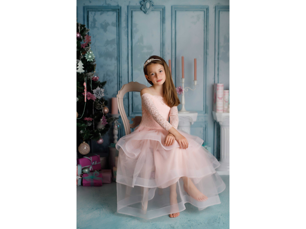 Fond photo de Noël Minty Chic – décor de Noël menthe avec sapin, colonnes et cadeaux | Colors&Drops