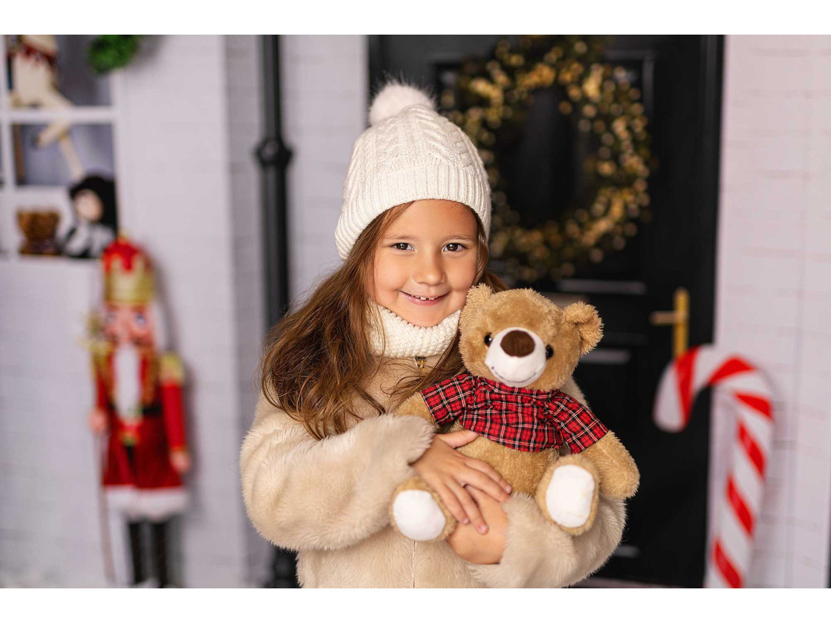 Fondo fotográfico de Navidad Boutique – fachada de tienda navideña con abetos y cascanueces | Colors&Drops