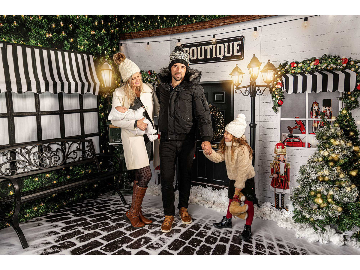 Fondo fotográfico de Navidad Boutique – fachada de tienda navideña con abetos y cascanueces | Colors&Drops