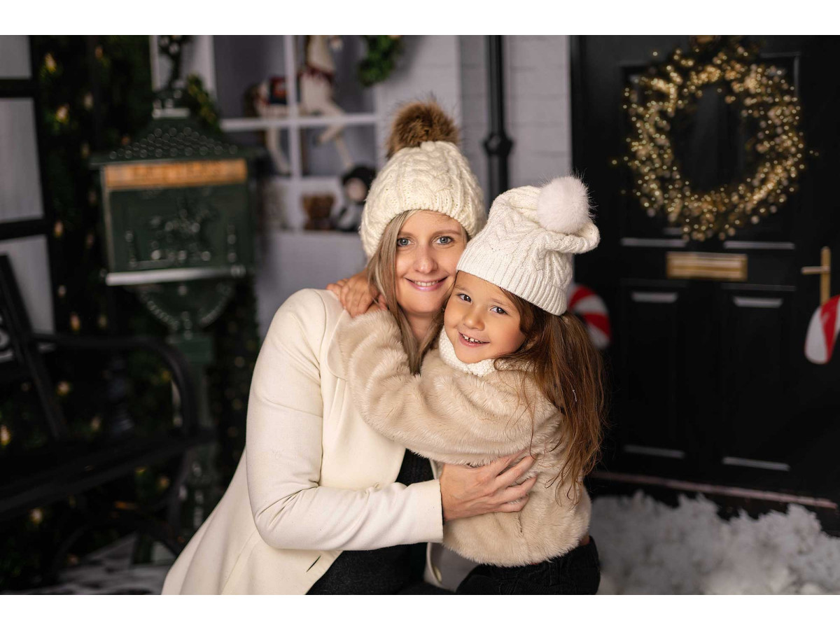 Fondo fotográfico de Navidad Boutique – fachada de tienda navideña con abetos y cascanueces | Colors&Drops