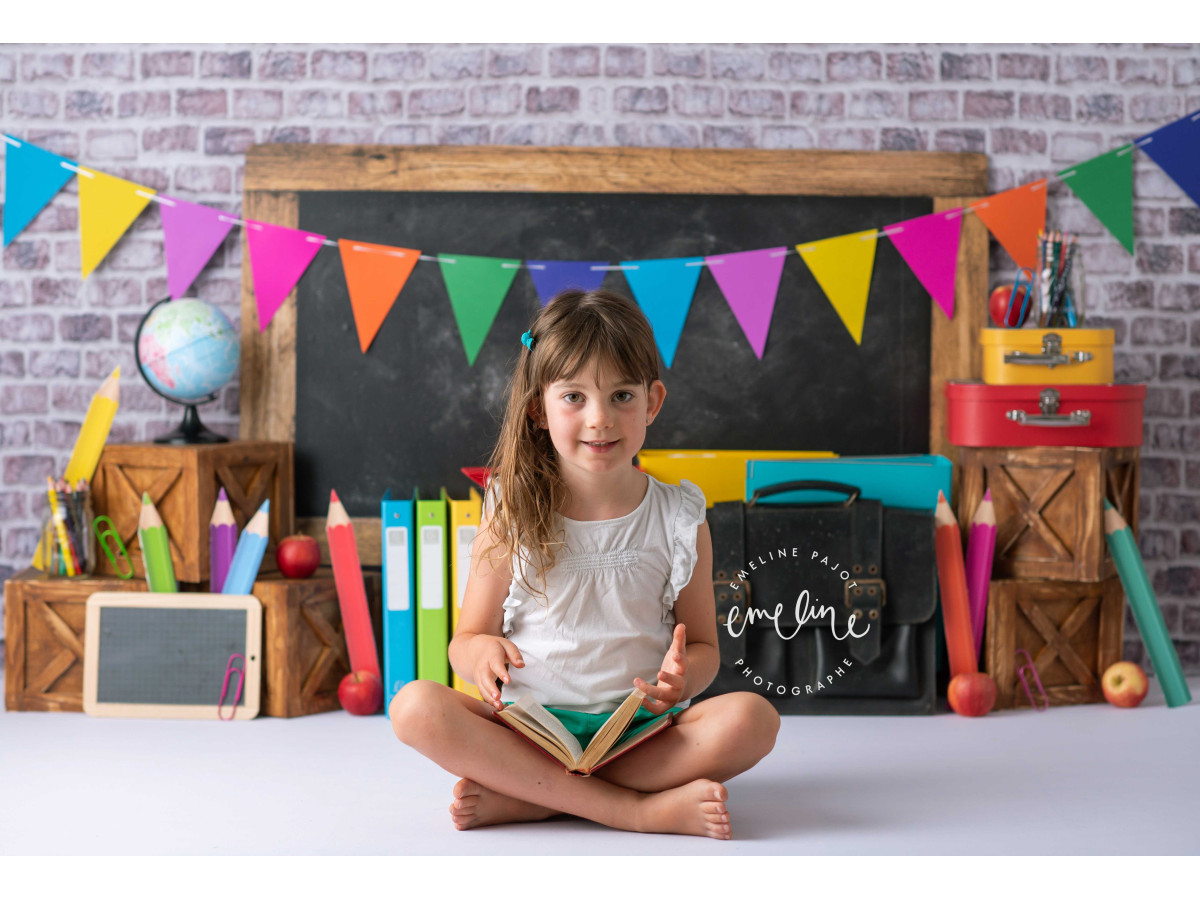 Fondo fotográfico Back to School – decorado de vuelta al cole con pizarra, banderines y libros | Colors&Drops