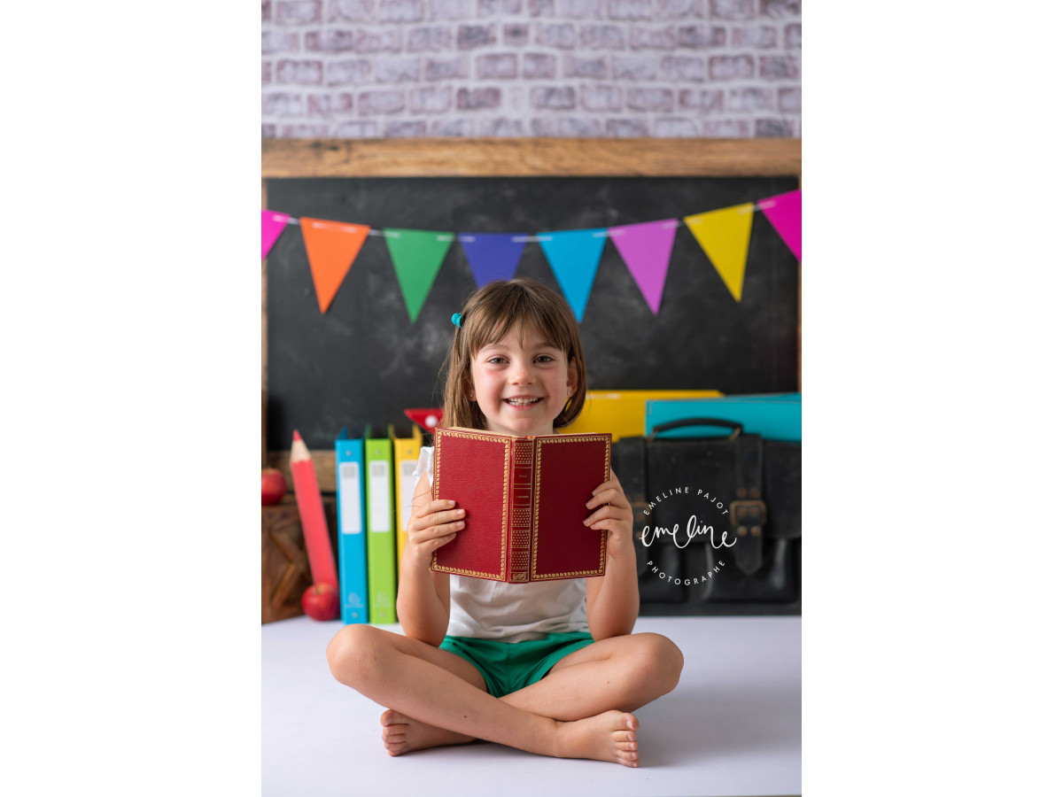 Fondo fotográfico Back to School – decorado de vuelta al cole con pizarra, banderines y libros | Colors&Drops