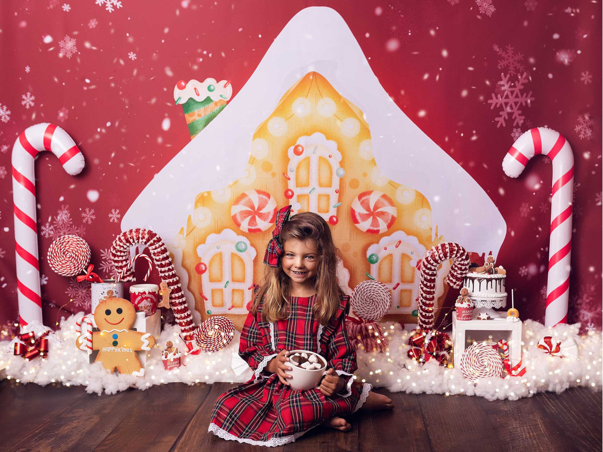 Fond photo de Noël Biscuit – maison en pain d'épices avec sucres d'orge et bonhomme | Colors&Drops