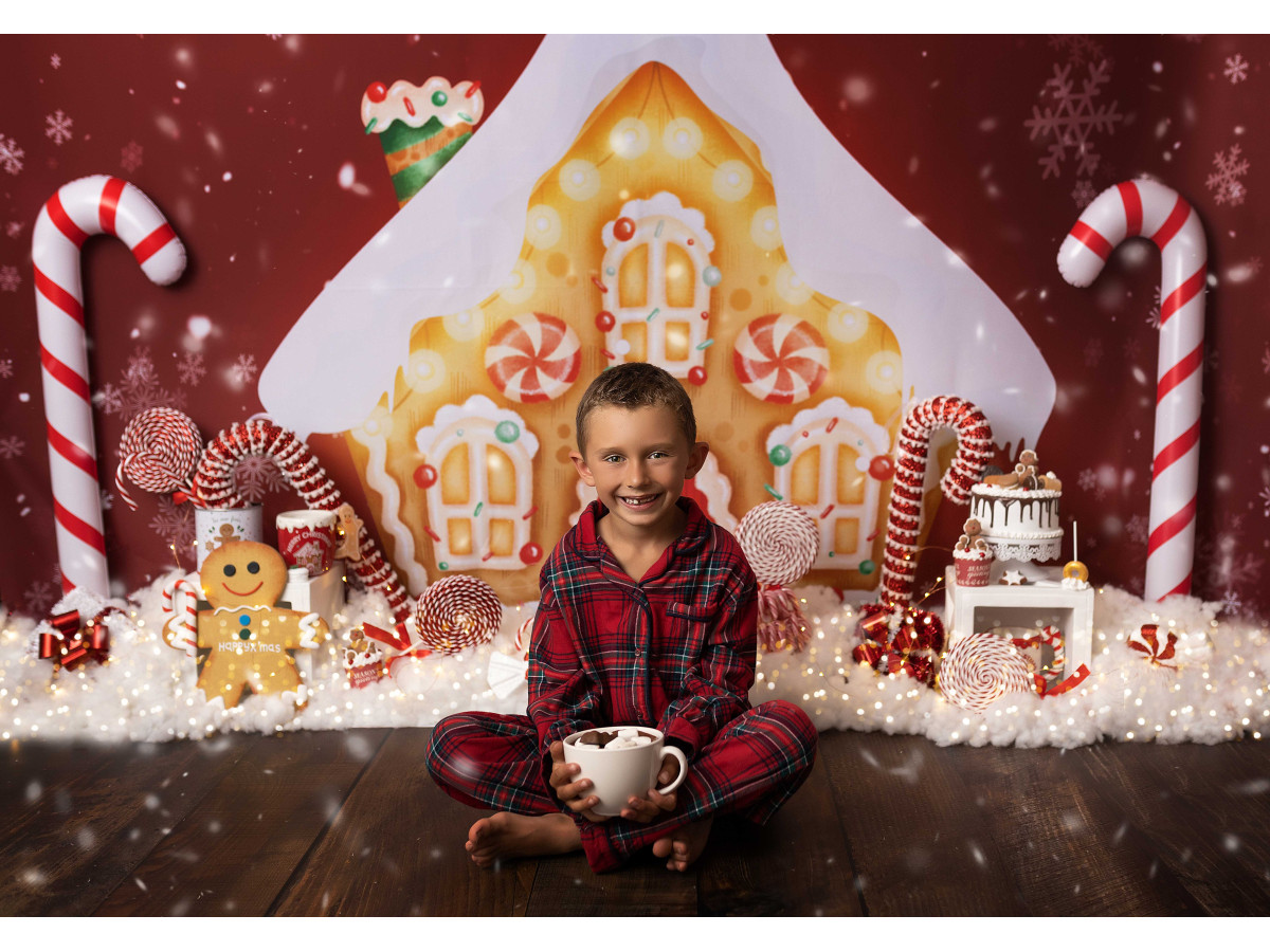 Fond photo de Noël Biscuit – maison en pain d'épices avec sucres d'orge et bonhomme | Colors&Drops