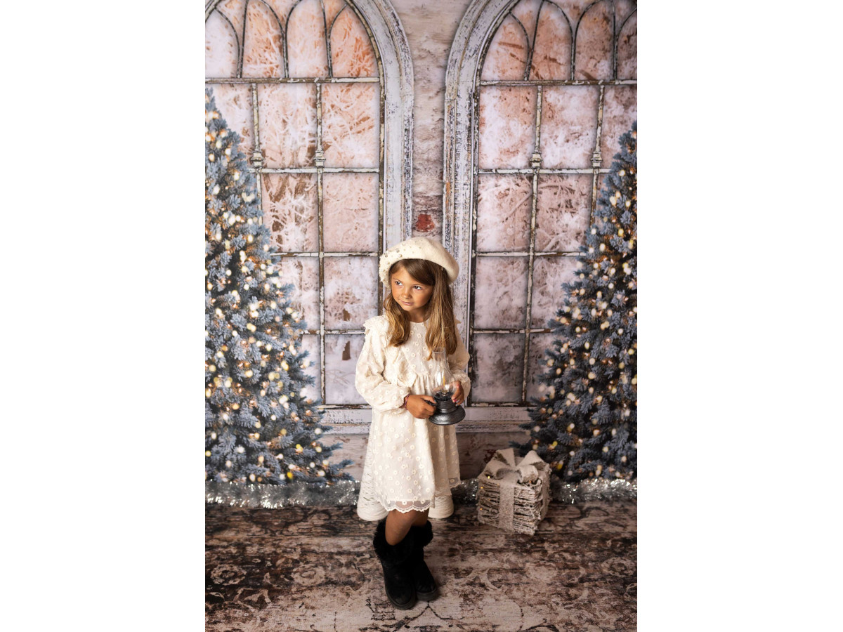 Fond photo de Noël Timing – fenêtres gothiques sur mur en brique avec sapins de Noël | Colors&Drops