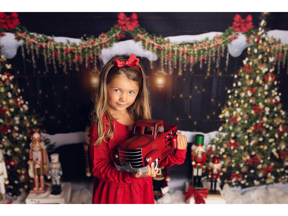 Fondo fotográfico de Navidad Nutcrackers – fachada navideña con abetos, cascanueces y guirnaldas | Colors&Drops