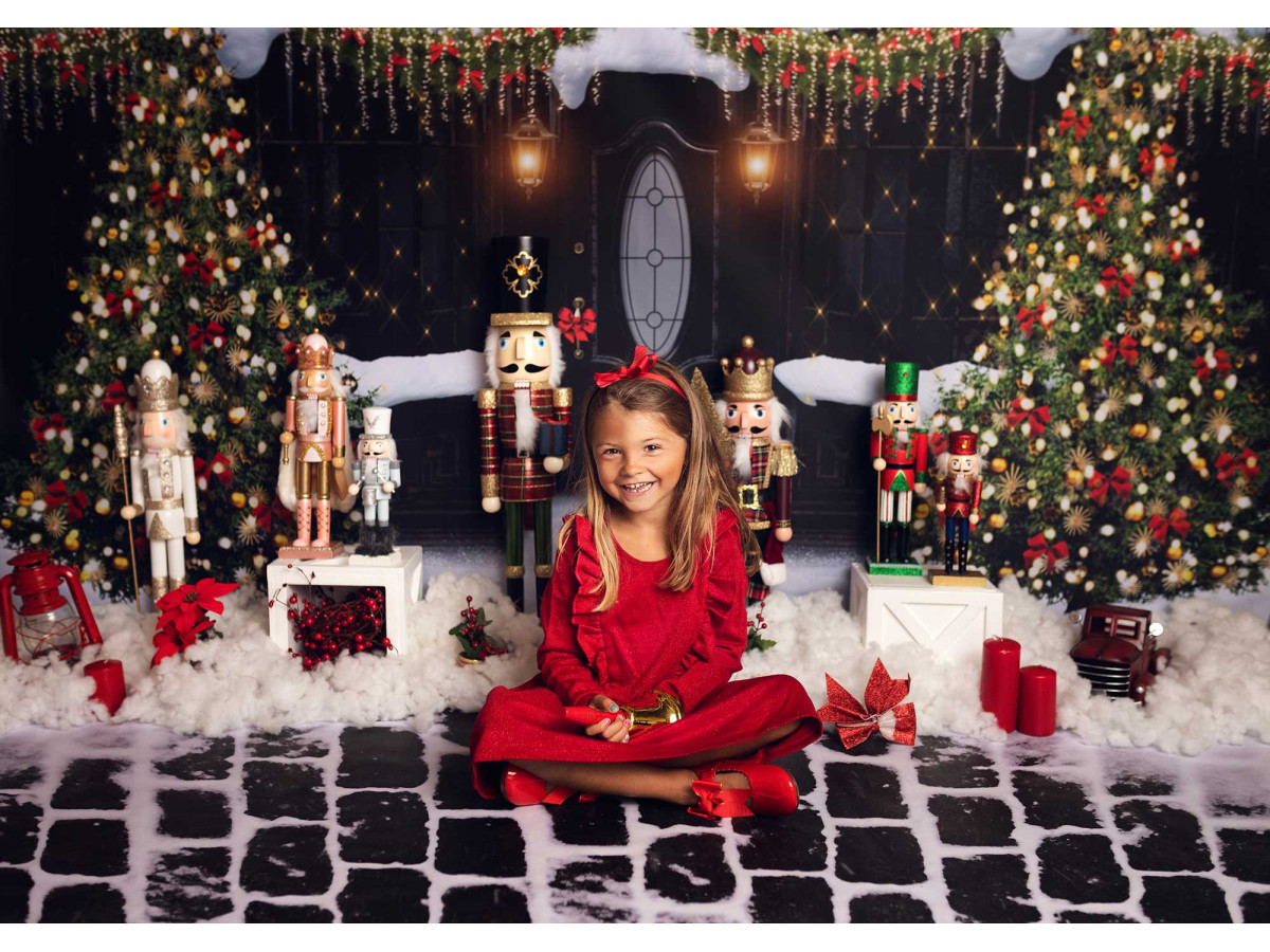 Fondo fotográfico de Navidad Nutcrackers – fachada navideña con abetos, cascanueces y guirnaldas | Colors&Drops