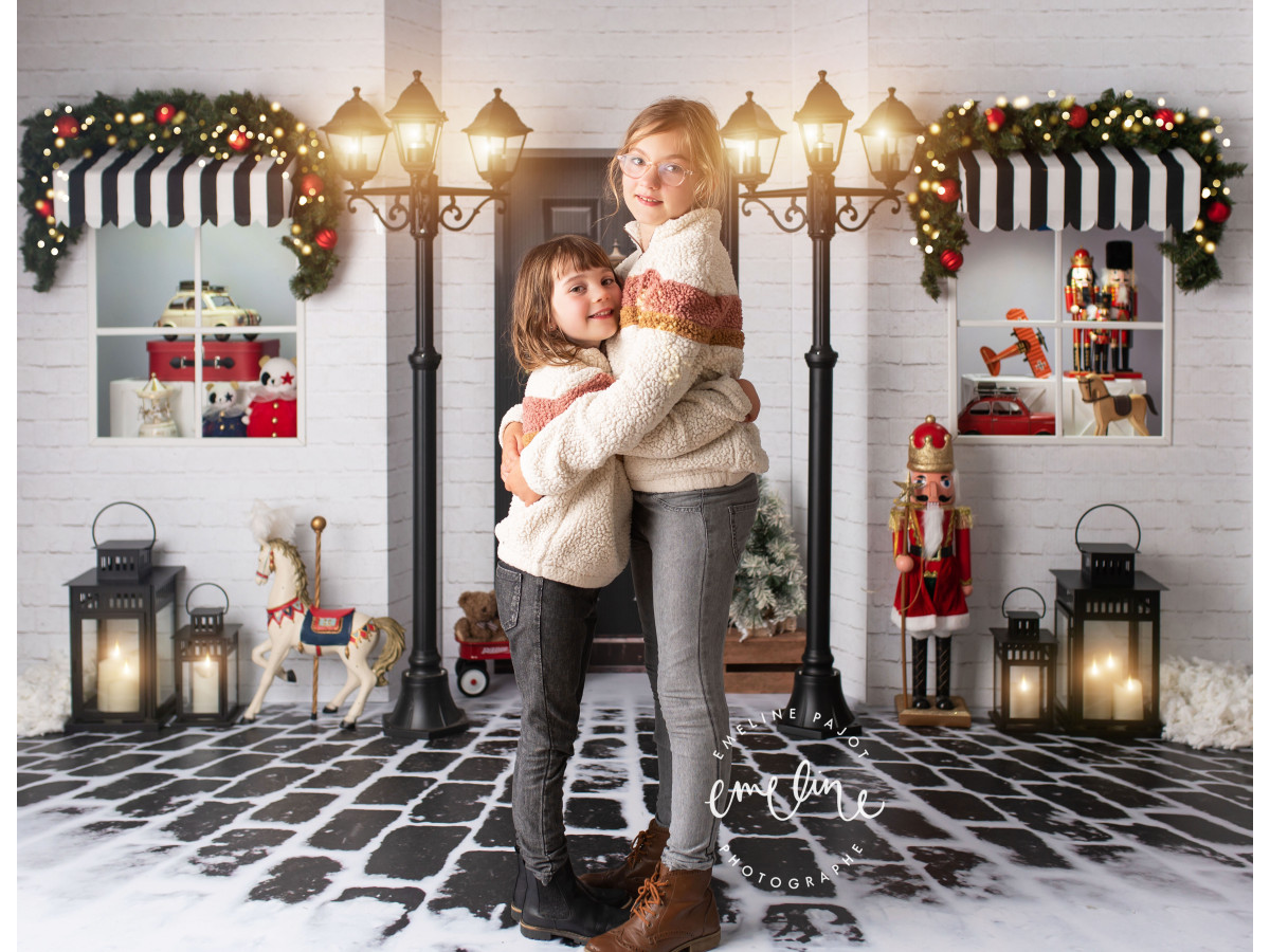 Fond photo de Noël Toys Boutique – boutique de jouets de Noël avec lampadaires et cheval à bascule | Colors&Drops