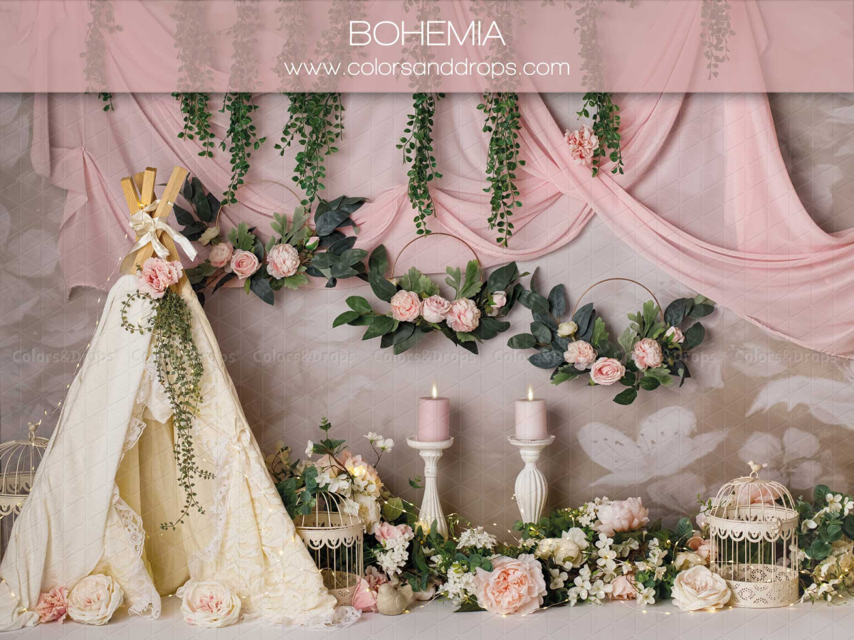 Fond photo bébé et smash cake Bohemia – tipi blanc avec drapé rose, guirlande de fleurs et bougies | Colors&Drops