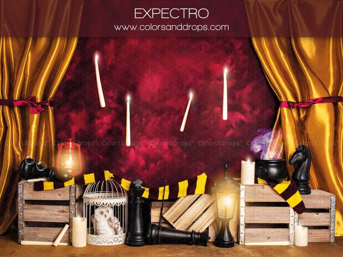 Fondo fotográfico de bebé y smash cake Expectro – decorado de magia con cortinas doradas, velas y cajas | Colors&Drops