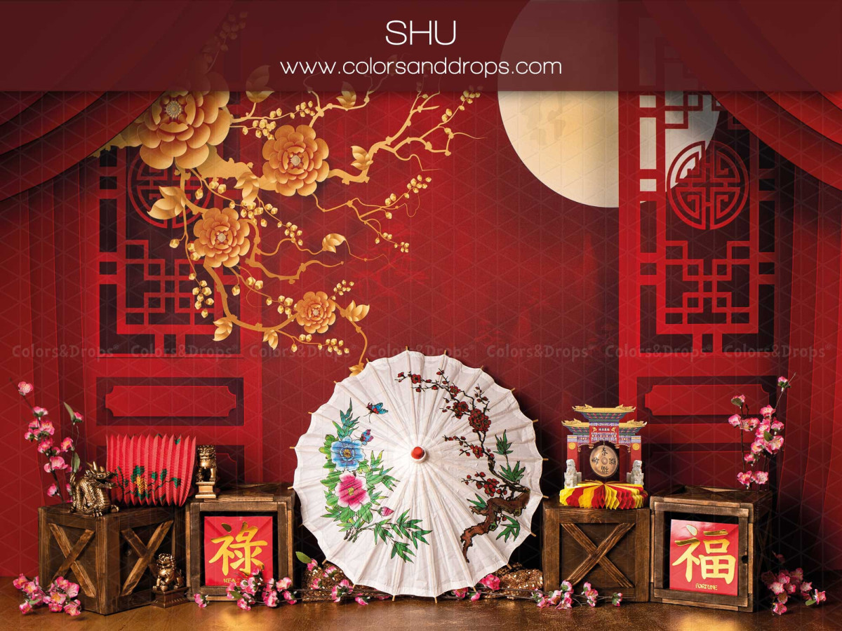 Fond photo bébé et smash cake Shu – décor chinois rouge avec ombrelle, fleurs et lune | Colors&Drops
