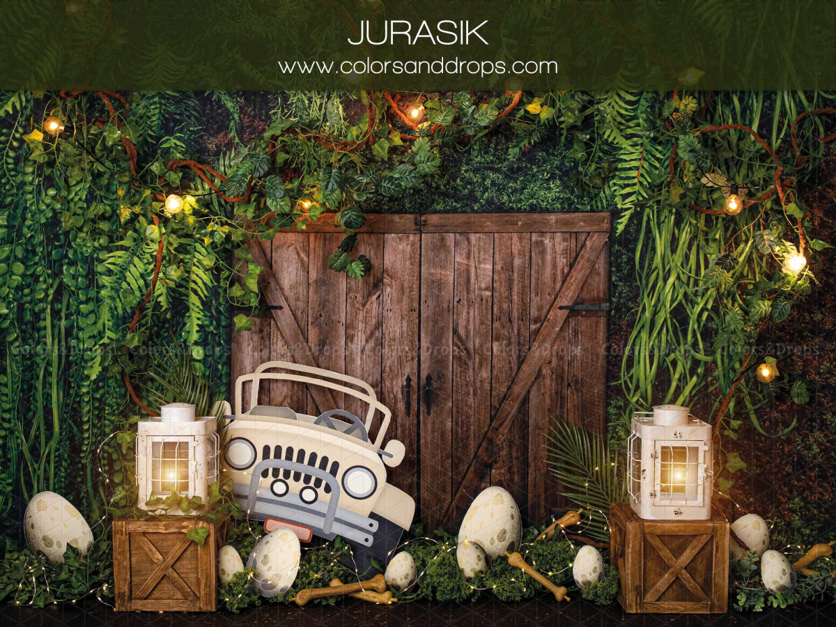 Fond photo bébé et smash cake Jurasik – jungle avec porte en bois, jeep et œufs de dinosaure | Colors&Drops