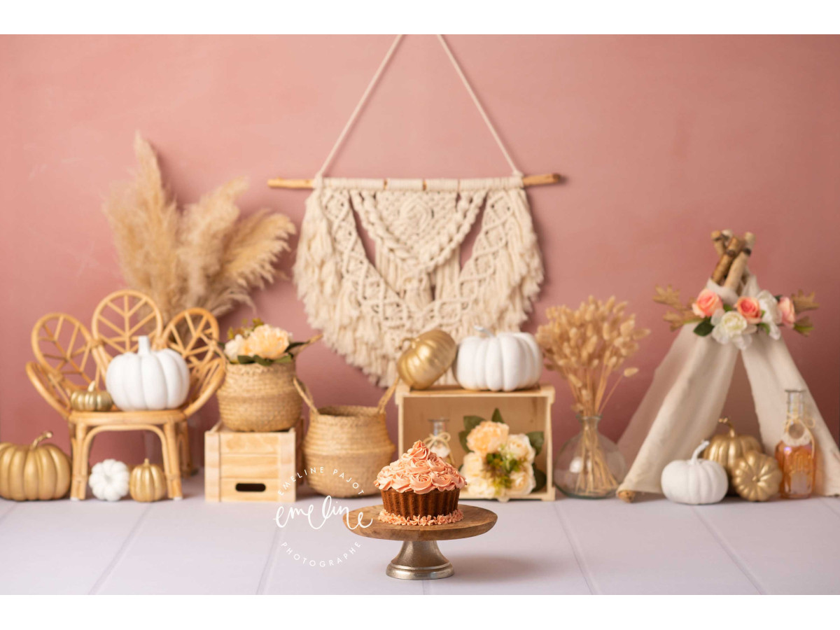 Fond photo bébé et smash cake Boho Pump – décor bohème rose avec macramé, citrouilles et tipi | Colors&Drops