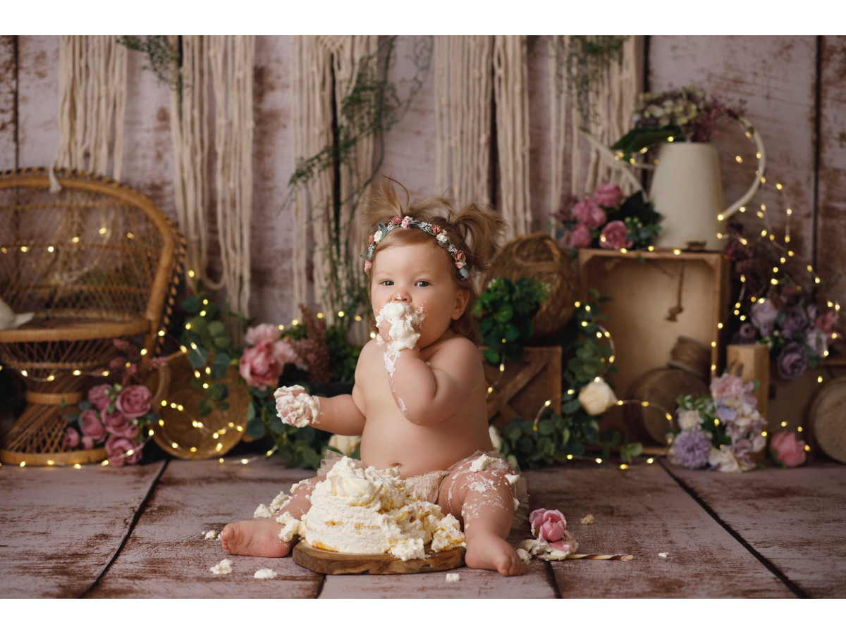 Fond photo bébé et smash cake Osier – décor bohème avec macramé, fauteuil en rotin et fleurs | Colors&Drops