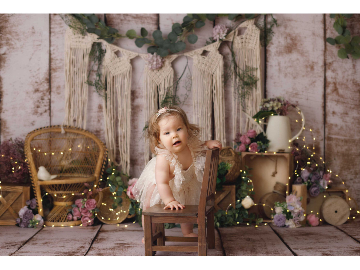 Fond photo bébé et smash cake Osier – décor bohème avec macramé, fauteuil en rotin et fleurs | Colors&Drops