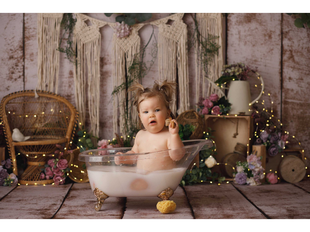 Fond photo bébé et smash cake Osier – décor bohème avec macramé, fauteuil en rotin et fleurs | Colors&Drops
