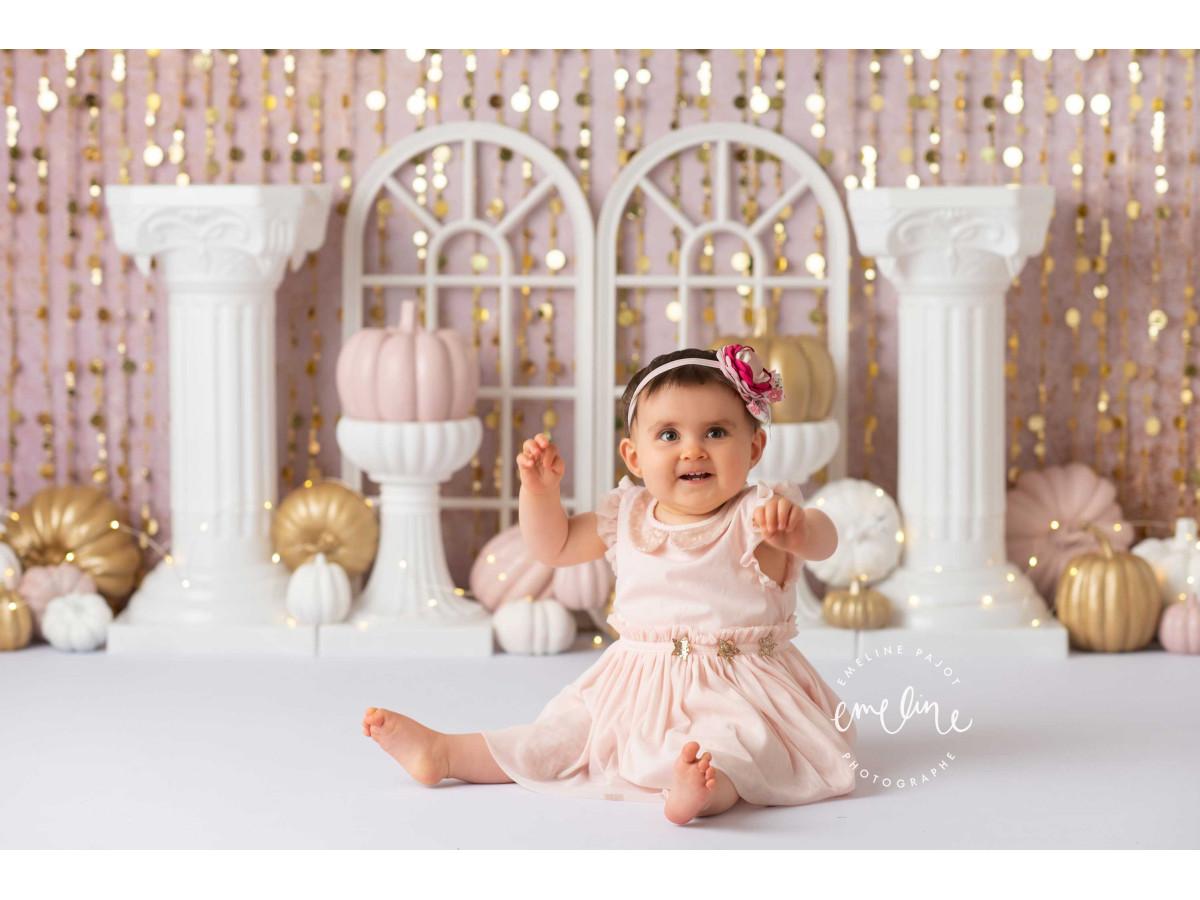 Baby & cake smash photo backdrop Heart of Gold – gold bead curtain with columns and pumpkins | Colors&Drops