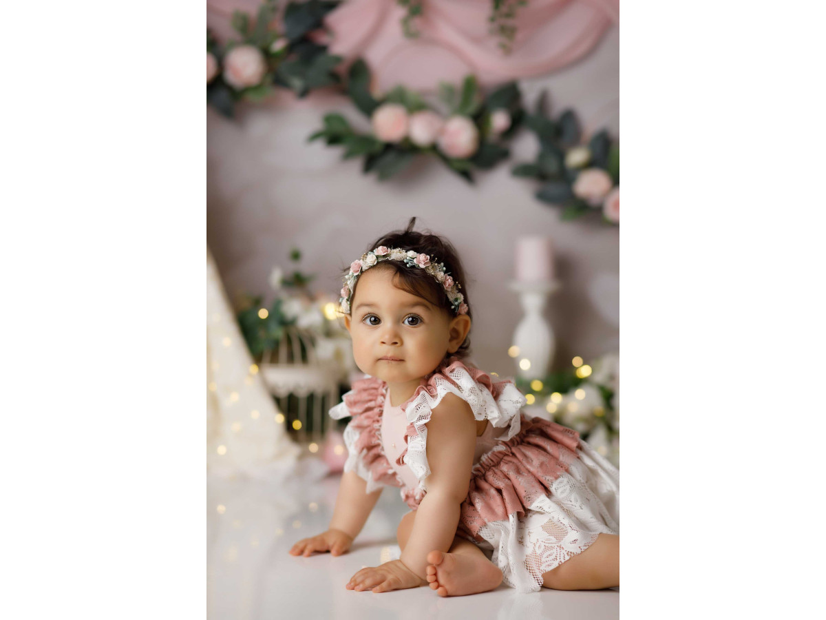 Fond photo bébé et smash cake Bohemia – tipi blanc avec drapé rose, guirlande de fleurs et bougies | Colors&Drops