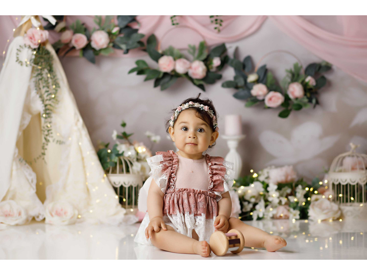 Fond photo bébé et smash cake Bohemia – tipi blanc avec drapé rose, guirlande de fleurs et bougies | Colors&Drops