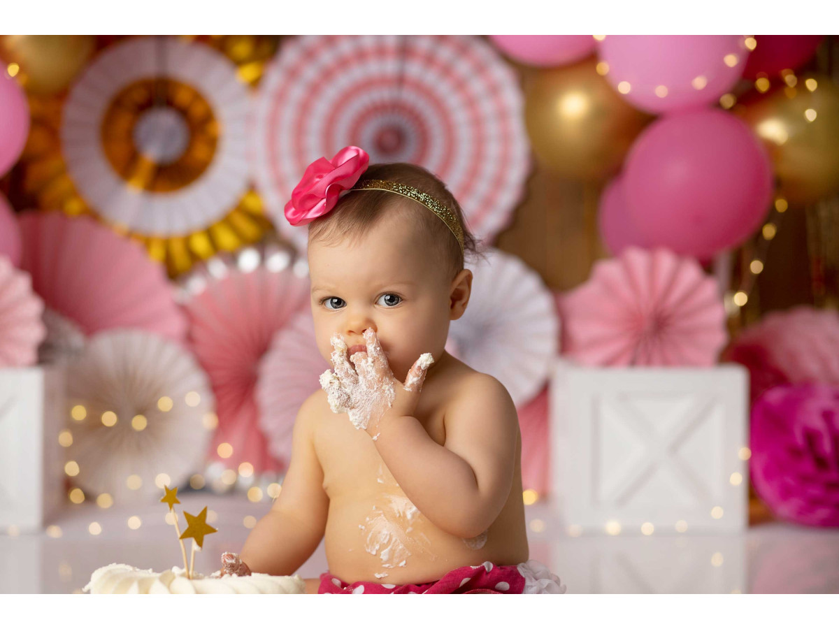 Fond photo bébé et smash cake Golden Ballon – arche de ballons roses et rosaces sur rideau doré | Colors&Drops