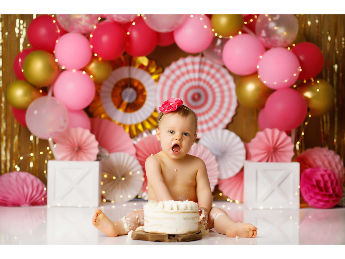 Fond photo bébé et smash cake Golden Ballon – arche de ballons roses et rosaces sur rideau doré | Colors&Drops