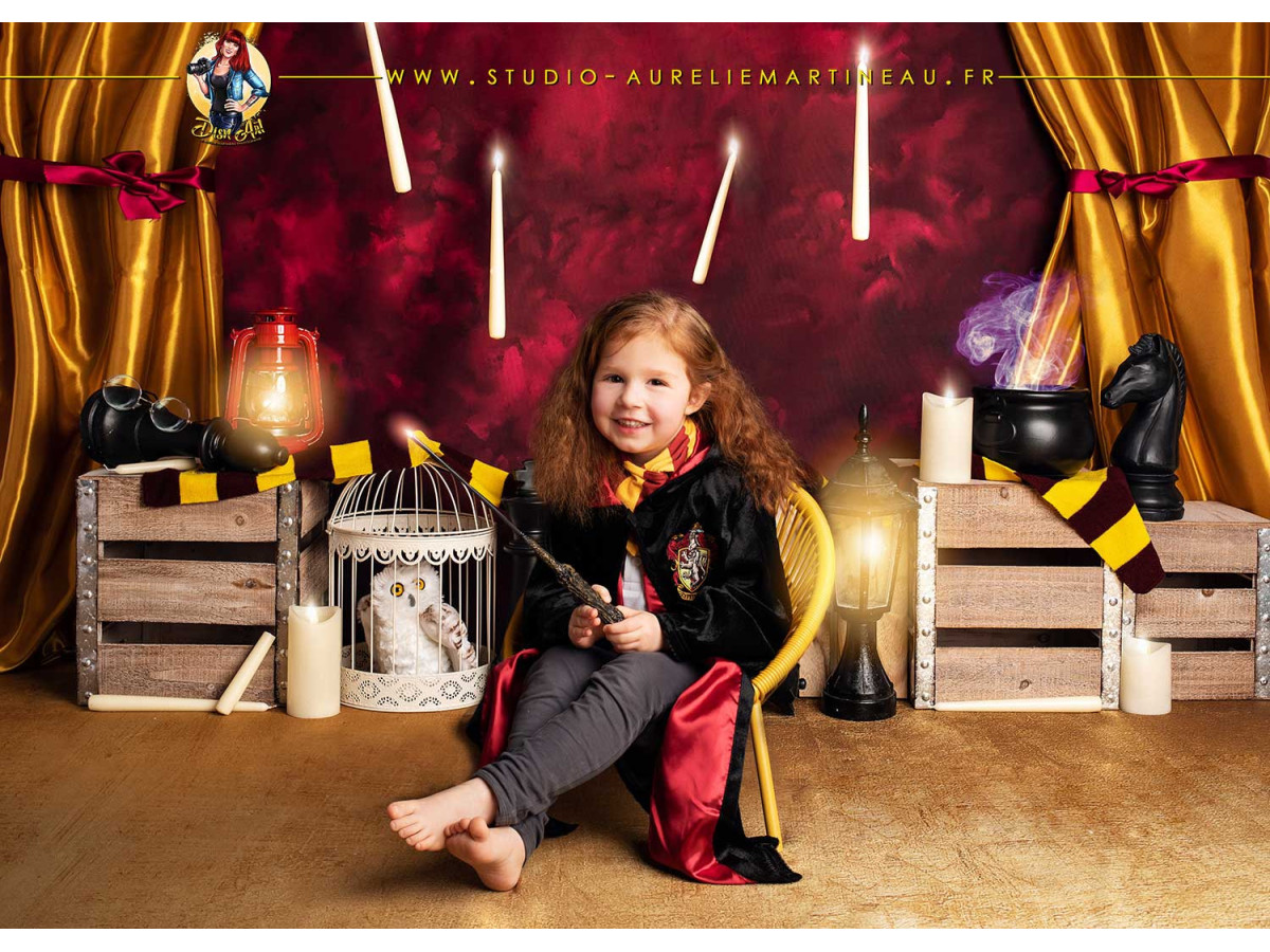 Fondo fotográfico de bebé y smash cake Expectro – decorado de magia con cortinas doradas, velas y cajas | Colors&Drops