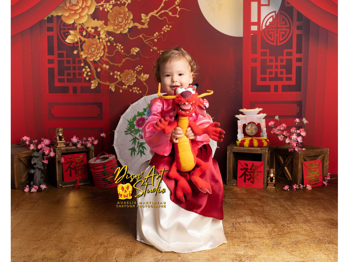 Fond photo bébé et smash cake Shu – décor chinois rouge avec ombrelle, fleurs et lune | Colors&Drops