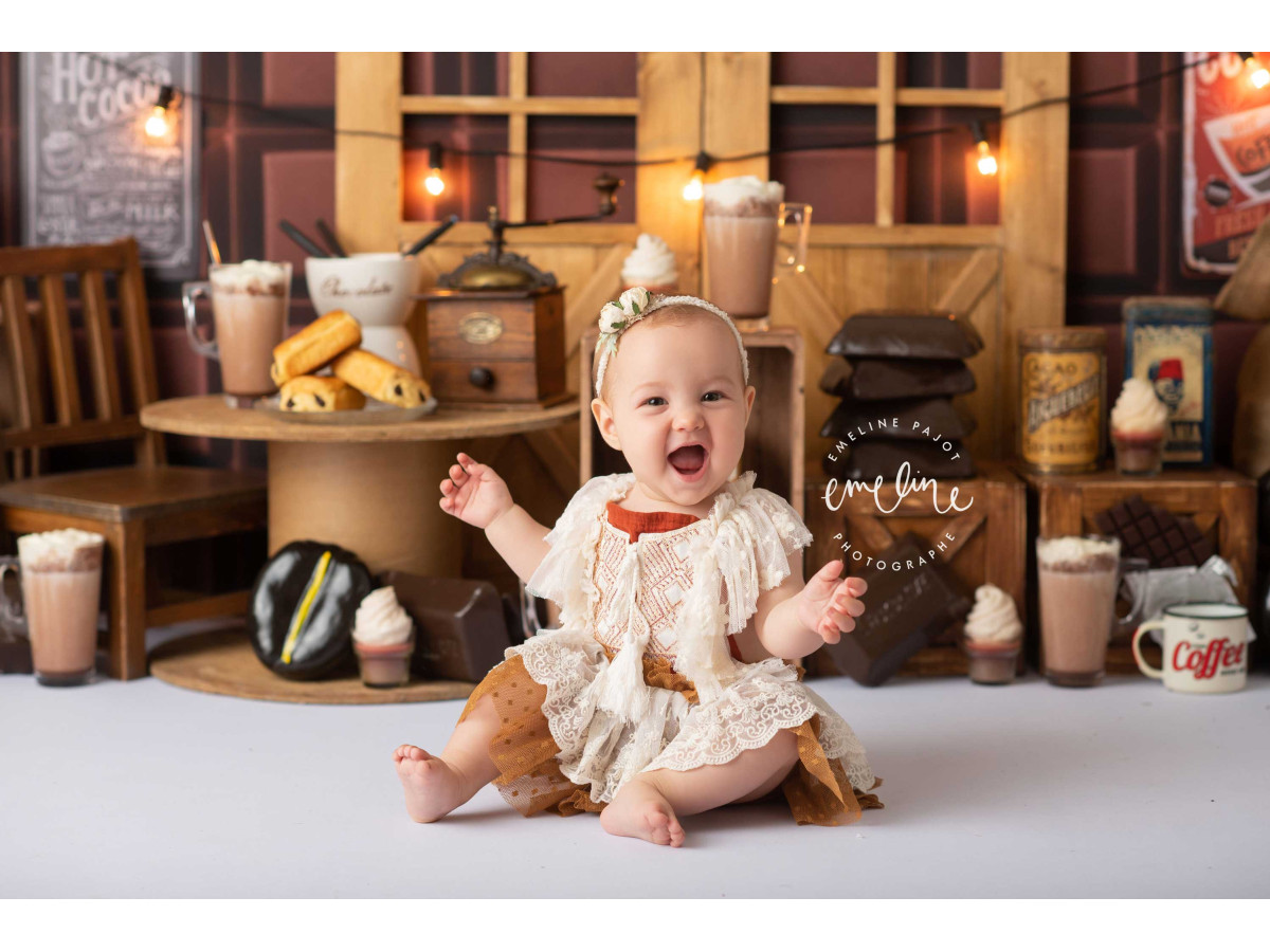 Fond photo bébé et smash cake Cappucinno – café en bois avec fenêtres, tasses et sacs de café | Colors&Drops
