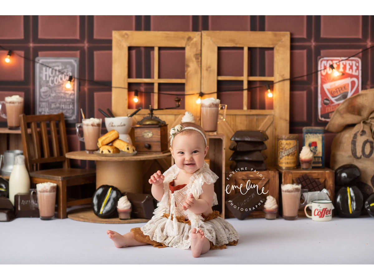 Fond photo bébé et smash cake Cappucinno – café en bois avec fenêtres, tasses et sacs de café | Colors&Drops