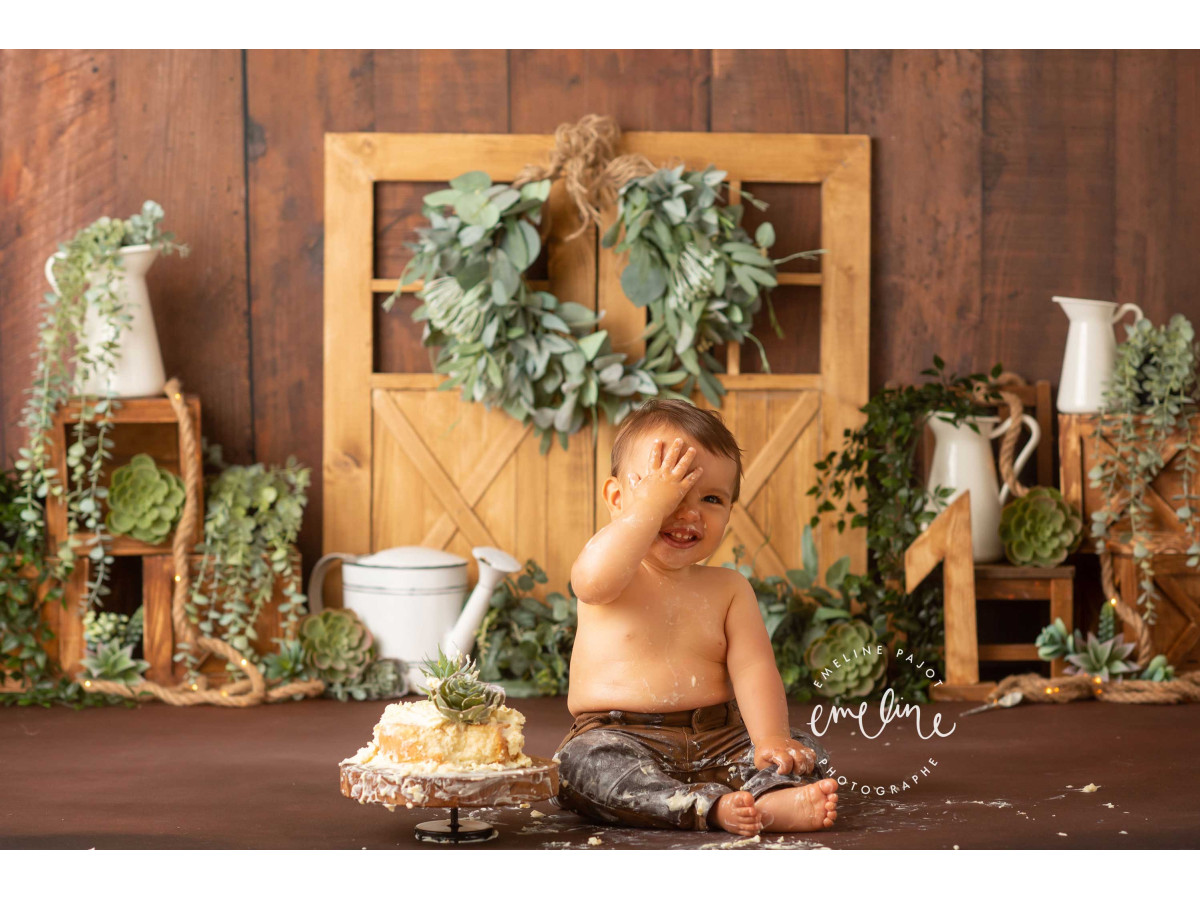 Baby & cake smash photo backdrop Vegetaly – wooden wall with barn door and green plants | Colors&Drops