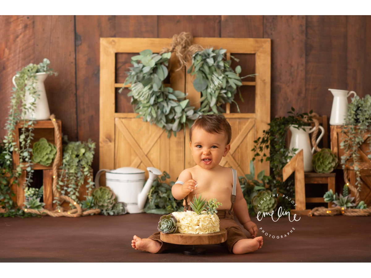 Baby & cake smash photo backdrop Vegetaly – wooden wall with barn door and green plants | Colors&Drops