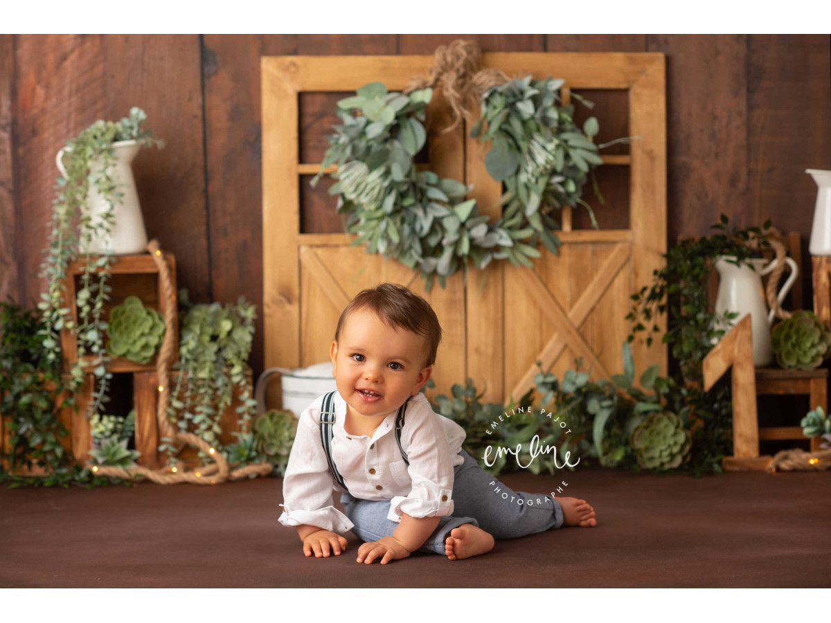 Baby & cake smash photo backdrop Vegetaly – wooden wall with barn door and green plants | Colors&Drops