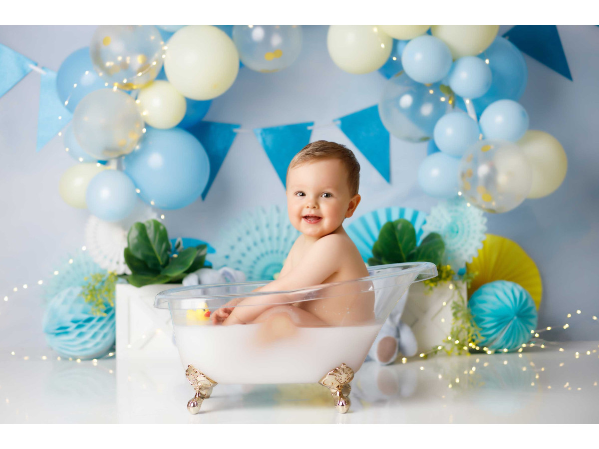 Fond photo bébé et smash cake Baby Ballon – arche de ballons bleus et jaunes avec fanions | Colors&Drops