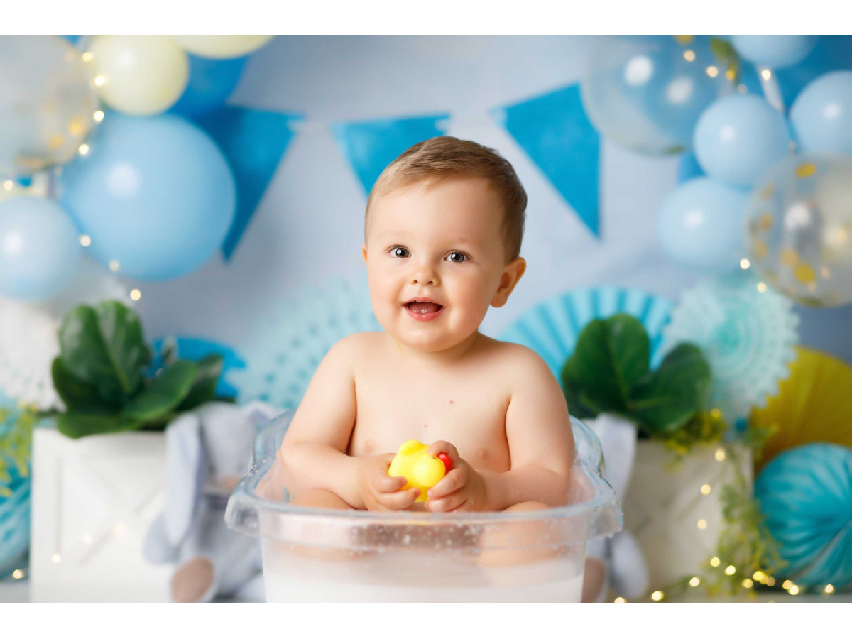 Fond photo bébé et smash cake Baby Ballon – arche de ballons bleus et jaunes avec fanions | Colors&Drops
