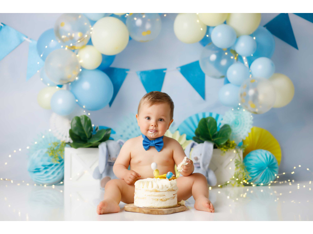 Fond photo bébé et smash cake Baby Ballon – arche de ballons bleus et jaunes avec fanions | Colors&Drops