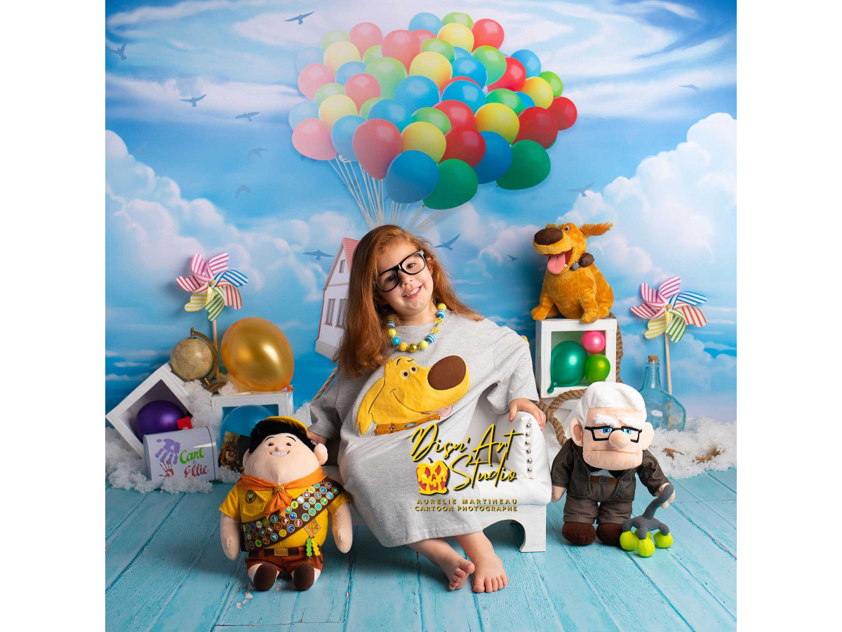 Fond photo bébé et smash cake Doug – maison volante avec ballons dans le ciel | Colors&Drops