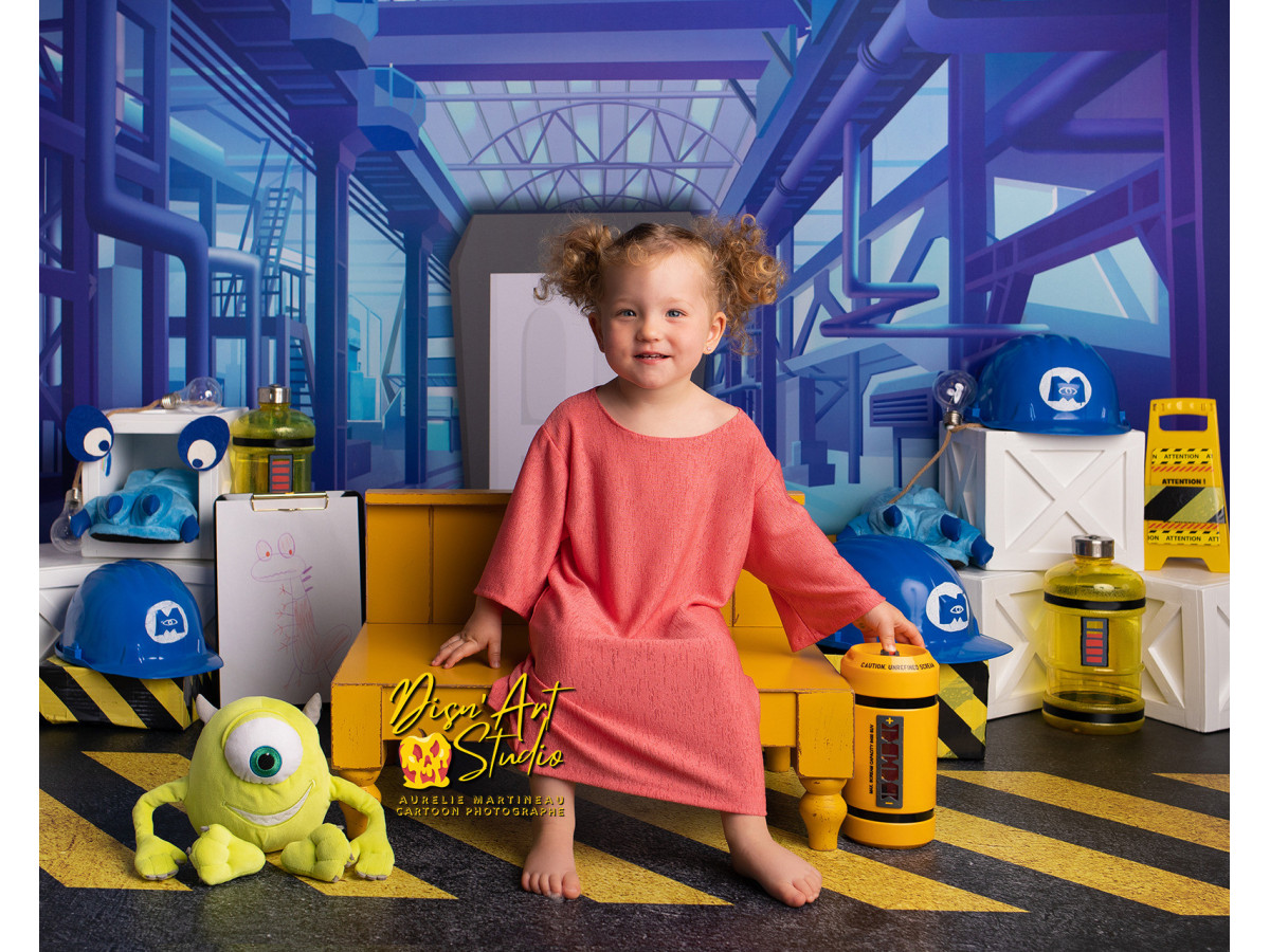 Fond photo bébé et smash cake Monster – usine de monstres avec porte rose et casques | Colors&Drops