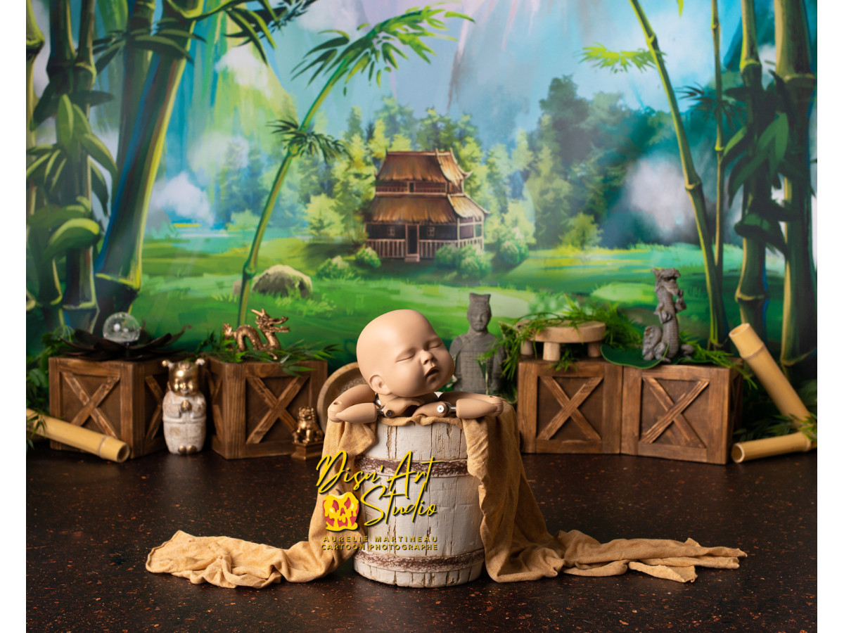 Fondo fotográfico de bebé y smash cake Dragona – valle de selva pintado con bambú y pagoda | Colors&Drops