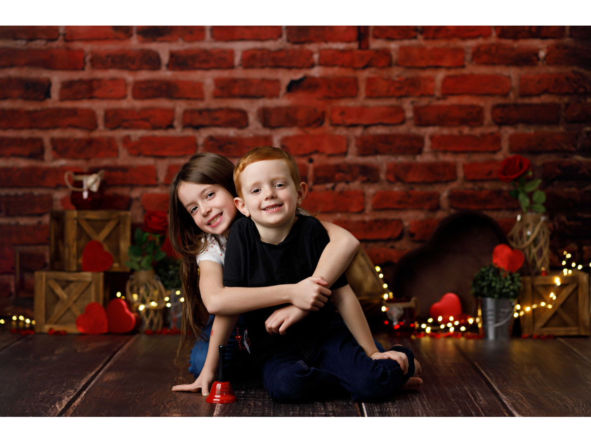 Baby & cake smash photo backdrop Fall in Love – red brick wall with hearts, roses and crates | Colors&Drops