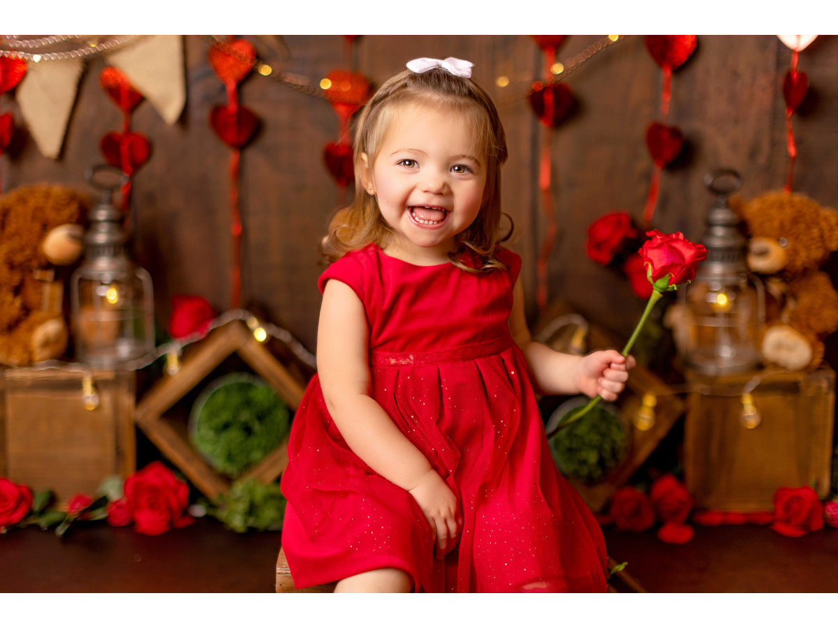 Fondo fotográfico Teddy Love – pared de madera con guirnaldas de corazones y osos de peluche | Colors&Drops
